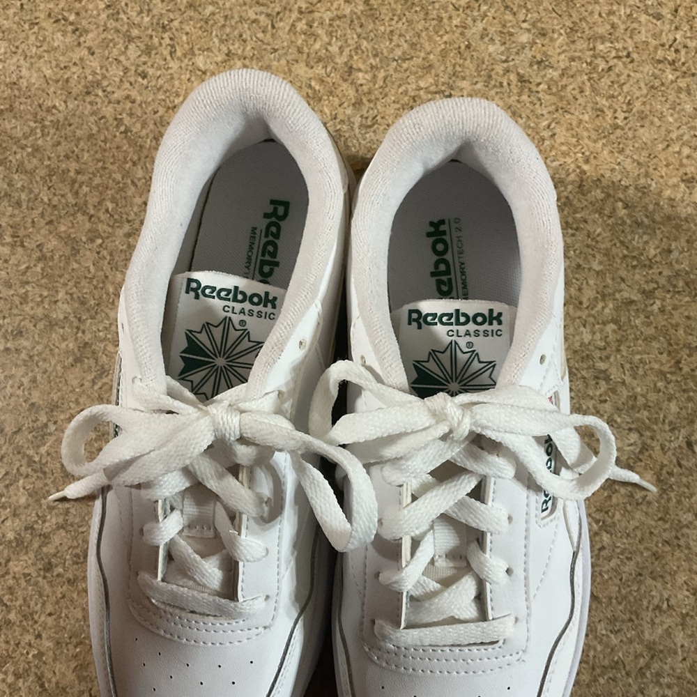 Women’s Leather Reebok Classic Sneakers 7.5